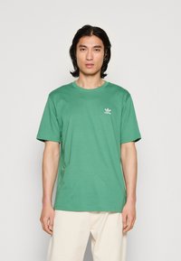 adidas Originals ESSENTIAL TEE - Základné tričko - preloved green