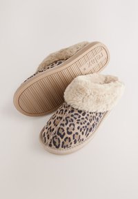 Leopardi mustriga sussid pehme valekarvase mansetiga, beeži ja pruuni toonides, kummist tallaga ning õmblustega detailidega õmbluste kohal.