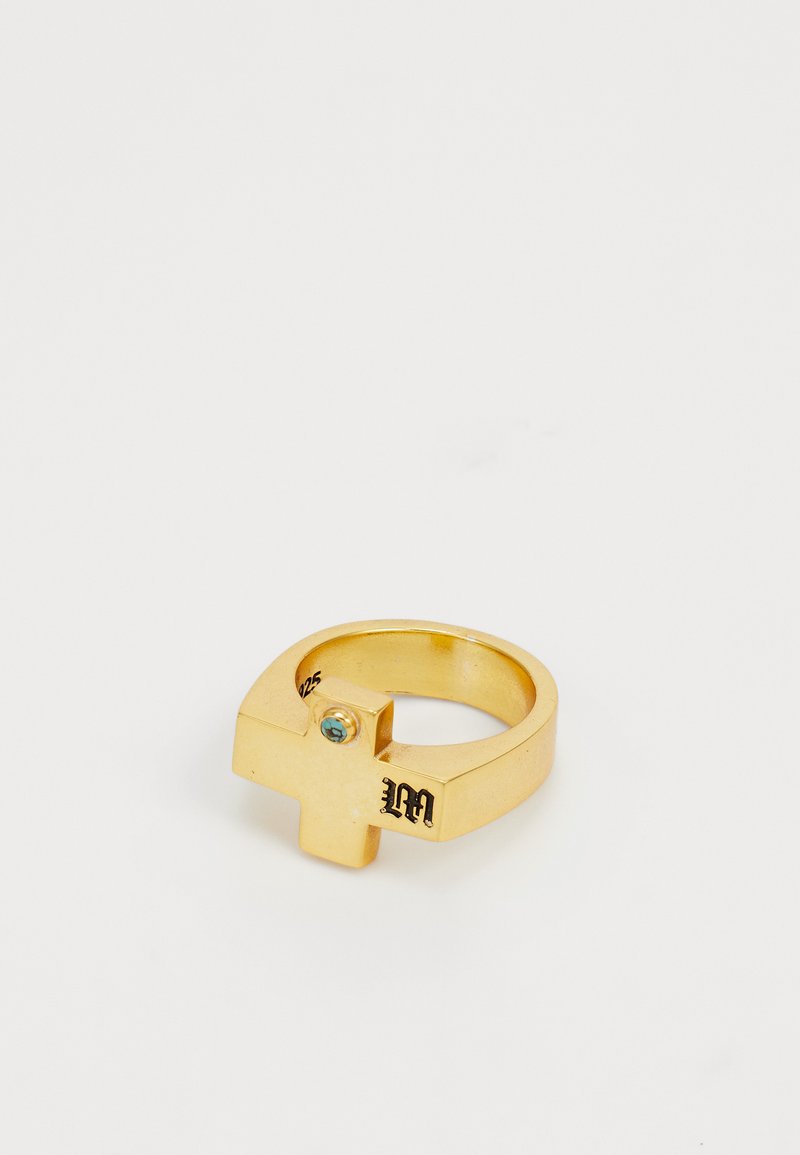 Kuldne sormus ristkujulise pealispinnaga, millel on väike türkiissinine kivi ja mustad graveeritud algustähed "MM" valgel taustal.