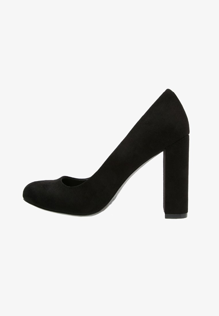 Chaussure à talon haut pour femme en daim noir avec un bout arrondi et un talon épais en bloc, vue de profil sur un fond blanc.