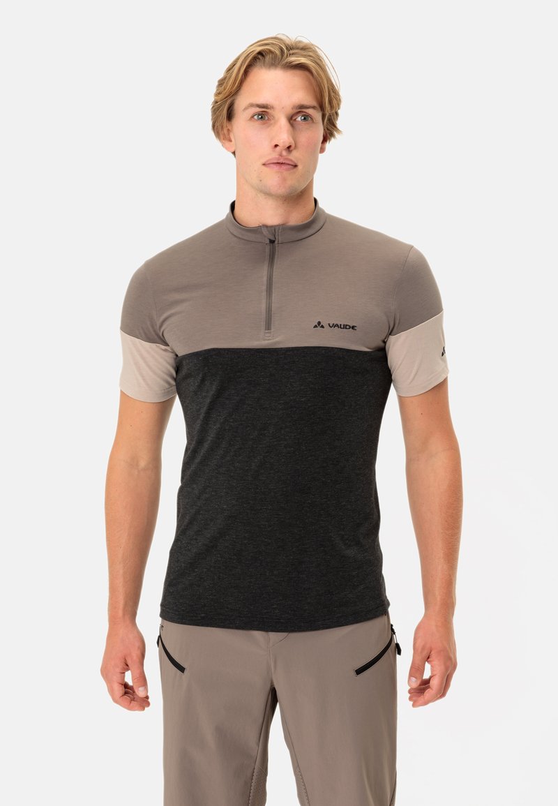 Herren Kurzarm Hemd mit Reißverschluss in Schokolade und Dunkelgrau mit strukturierter Oberfläche. Verfügt über einen hohen Kragen und ein Logo auf der Brust.