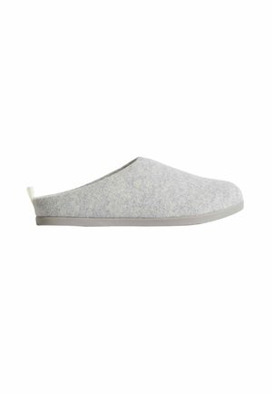Grijze slippers van flexibel materiaal met een gladde textuur, minimalistisch ontwerp, ronde neus en een platte grijze rubberen zool. Voorzien van een klein achterlusje voor gemakkelijke instap.