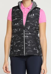 Svart vadderad väst med vita linjeteckningar av utomhusscener, utrustad med dragkedja, två fickor och ett huvlinné med hundtandsmönster.