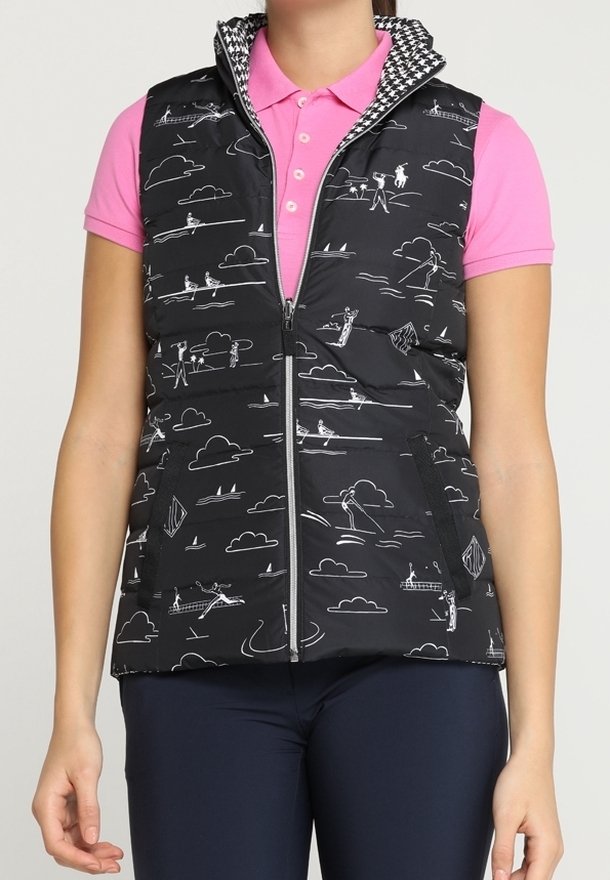 Svart vadderad väst med vita linjeteckningar av utomhusscener, utrustad med dragkedja, två fickor och ett huvlinné med hundtandsmönster.