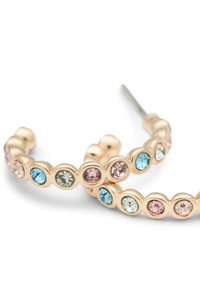 Goldene Creolenohrringe mit mehrfarbigen Steinen, einschließlich Blau, Pink und Grün, in einem kreisförmigen Design mit glatten Akzenten.