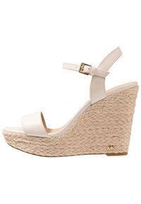 Sandal wedge bianco in pelle con piattaforma in juta intrecciata, cinturino regolabile alla caviglia e accessori in oro con il logo "MK".