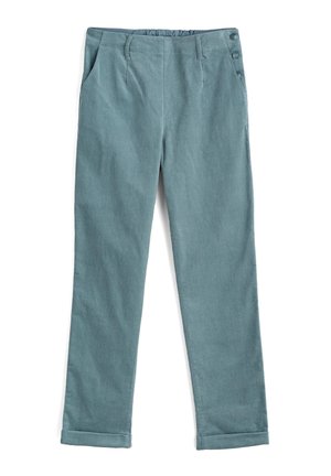 Blå-grønne slim fit bukser med sidelommer, knapdetaljer i linningen og op-rullede manchetter, vist på en hvid baggrund.