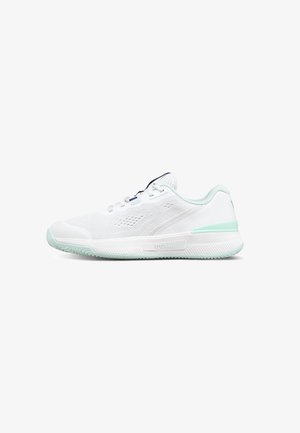 Chaussure de sport blanche avec des accents vert clair, tige en mesh respirant, fermeture à lacets et semelle en caoutchouc, logo Wilson visible sur le côté.
