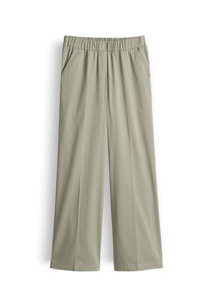 Lichtgroene broek met elastische taille, zijzakken en wijde pijpen, plat gelegd op een witte achtergrond.