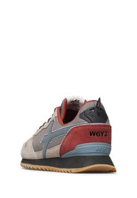 Calzature con tomaia grigia e beige, caratterizzate da un accento in suede rosa, dettagli blu, suola nera e materiali testurizzati. Logo "W6YZ" sul tallone.