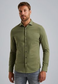 Olijfgroene, langslobbige shirt, slim fit, met een button-down kraag, voorzien van grijze knopen en een subtiel logo op de borst. Glad textuur.