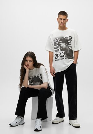 WITH CONTRAST TUPAC GRAPHIC - Triko s potiskem - off white