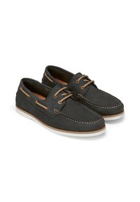 Männliche Deckschuhe aus dunkelgrauem Leder mit weißen Gummisohlen, tanfarbenen Akzenten, seitlichen Nähten und Schnürdesign.