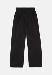 Schwarze, weit geschnittene Hosen aus weichem Stoff mit elastischem Bund. Sie besitzen eine glatte Textur und keine sichtbaren Muster oder Metallteile.