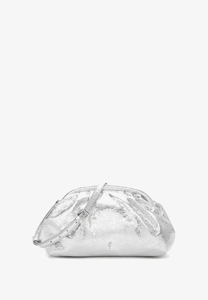 Metaliczna srebrna torebka z marszczonym wzorem, gładką fakturą, krótkim paskiem na ramię i subtelnym marszczeniem dla wizualnego zainteresowania.
