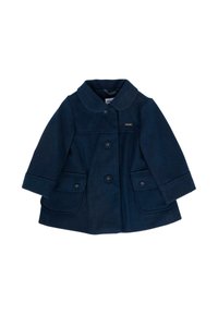 Cappotto per bambino di colore blu navy con colletto arrotondato, tre bottoni frontalmente, due tasche a pattina con bottoni e un piccolo marchio sul petto.