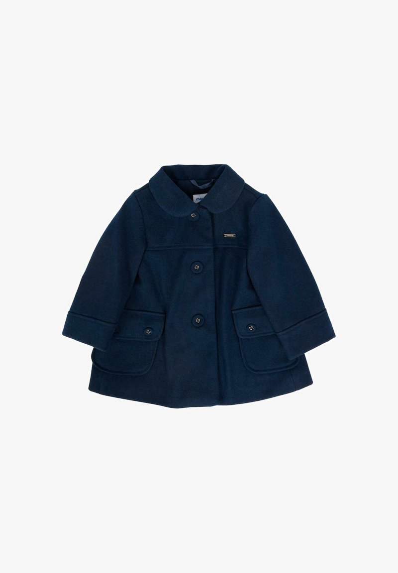 Cappotto per bambino di colore blu navy con colletto arrotondato, tre bottoni frontalmente, due tasche a pattina con bottoni e un piccolo marchio sul petto.