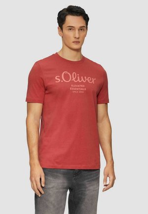 Red cotton t-shirt with short sleeves, features "s.Oliver" logo in light pink, crew neckline, and straight cut, paired with dark jeans.