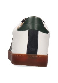 Witte leren sneakers met groene en zwarte accenten, een gestructureerde hiel en een rubberen zool. Beschikt over geperforeerde zijdetails en contrasterende stiksels.