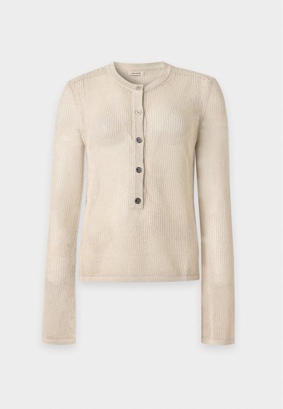 Haut beige texturé en maille à manches longues avec col rond et patte de cinq boutons au centre devant.