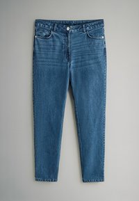 Jeans in denim blu scuro con una vestibilità slim, dotati di cinque tasche, chiusura con zip e bottone. Il tessuto presenta una texture leggermente sbiadita.