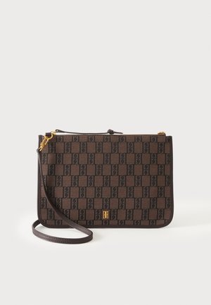 Sac bandoulière rectangulaire marron avec motif monogramme noir, fermoir doré et fine bandoulière réglable sur fond uni clair.