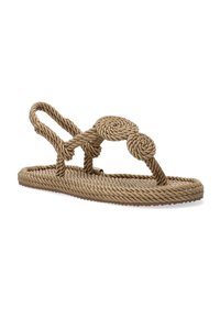 Taankleurige sandalen van touw met een geknoopt ontwerp, voorzien van een platte zool, open zijkanten en een gestructureerde afwerking op de voetbed.