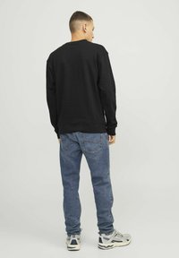 Jack & Jones MIT RUNDHALS GEDRUCKT  - Sweatshirt - black