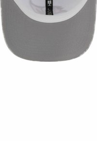 Graue Kappe mit flachem Schirm, mit einem weißen Vorderteil und einer strukturierten Oberfläche. Die Unterseite ist gemustert. Verstellbarer Riemen inklusive.