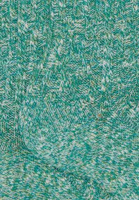 Tessuto teal lavorato a maglia con diverse sfumature di blu e verde, caratterizzato da un motivo testurizzato. Morbido, di spessore medio, con una finitura liscia.