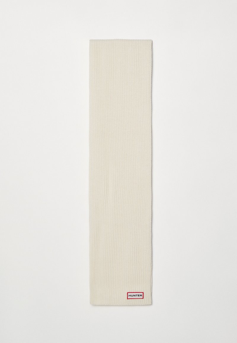 Tejelt, krémszínű sál bordázott textúrával. Az alján egy kis piros-fehér "HUNTER" címke található.