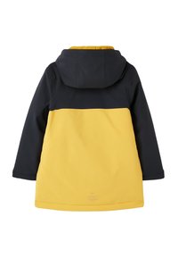 Žlutá a námořnická voděodolná bunda s kapucí. Má barevný blokový design, hladkou texturu a potisk loga blíže ke spodnímu lemu.