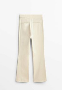 Pantaloni crema svasati realizzati in tessuto leggero e morbido. Presentano due tasche posteriori e un design della vita pulito.