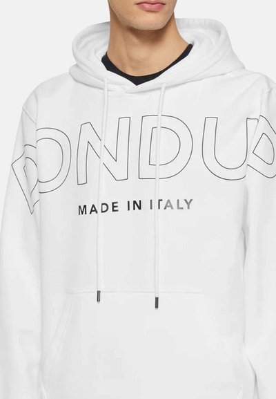 Haut à capuche blanc avec un cordon de serrage, présentant de grandes lettres noires "DONDUP" et "FABRIQUÉ EN ITALIE" imprimées sur le devant. Texture de tissu douce.