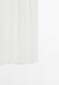 Hvid, plisseret nederdel lavet af letvægtsstof, med elastisk talje og en glat tekstur med en flydende silhuet.