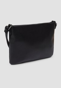 Schwarze Leder-Clutch mit strukturierter Oberfläche, rechteckiger Form, verstellbarem Tragegurt und minimaler Hardware.