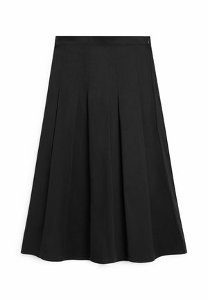 Sort midi-nederdel med brede box-plissé og høj talje, med en sidelukning med lynlås.