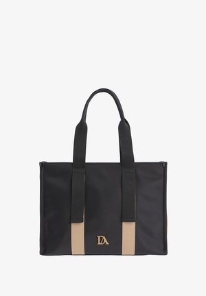 Bolso rectangular negro con correas verticales beige, asas negras y logo dorado "DA" centrado en la parte frontal.