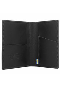 Interior de una cartera de cuero vegetal negro con dos compartimentos para tarjetas, logo en relieve y un pequeño detalle de la bandera sueca en azul y amarillo.