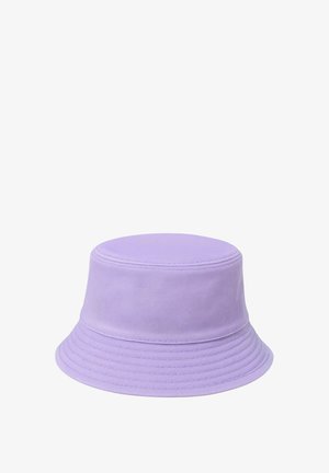 Chapeau bob en coton violet clair avec bord cousu et texture de tissu simple et lisse.