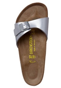 Infradito sintetico argento con una singola cinghia e fibbia, suola in suede marrone, logo del marchio impresso e indicazione della taglia 37.