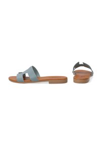 Blå flade sandaler lavet af glat læder med et design med dobbelt strop. Har en brun gummisål og en åben bag, der gør dem nemme at tage på.