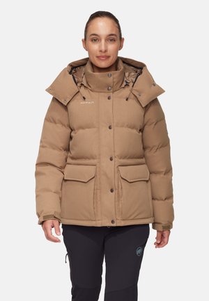 Brun isoleret jakke med høj krave, aftagelig hætte, flere lommer og knapper. Stoffet fremstår glat med en let glans.