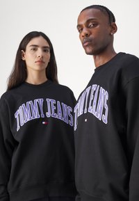 Tommy Jeans BOXY POP VARSITY CREW UNISEX - Sudadera - black