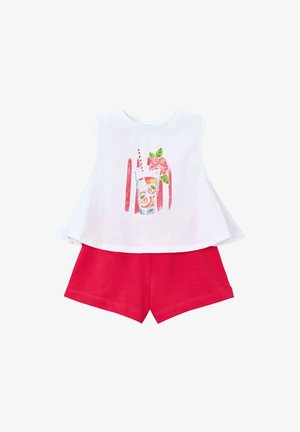 Top bianco senza maniche con un'illustrazione di una bevanda colorata abbinato a pantaloncini rossi vivaci, stilizzato come un outfit estivo per bambini.