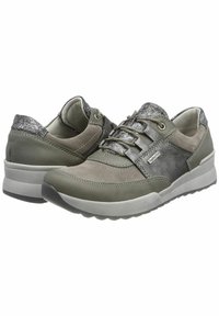 Chaussures grises et vertes mettant en avant une combinaison de cuir et de matériaux textiles, avec un accent métallique texturé et une semelle rembourrée.