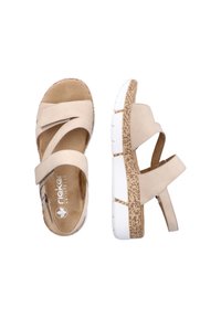 Beige sandaler med en slät läderöverdel, korsande remmar, vit vadderad sula och en texturerad korkdetalj på hälen.