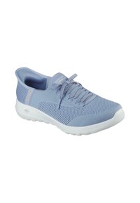 Zapatilla deportiva de color azul claro, tipo slip-on, con un upper de tejido de punto, diseño de cordones, cuello acolchado y suela de goma blanca. Destaca por su textura transpirable.
