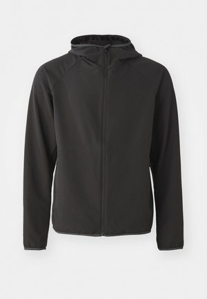 Černá kapuce umístěná v přední části, vyrobená z hladkého materiálu, s předním zipem, raglánovými rukávy a diskrétním logem na hrudi.