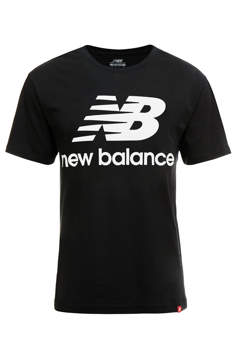 Camiseta de algodón negra con un gran logo blanco "NB" y el texto "new balance" en la parte delantera. Cuello redondo y mangas cortas.